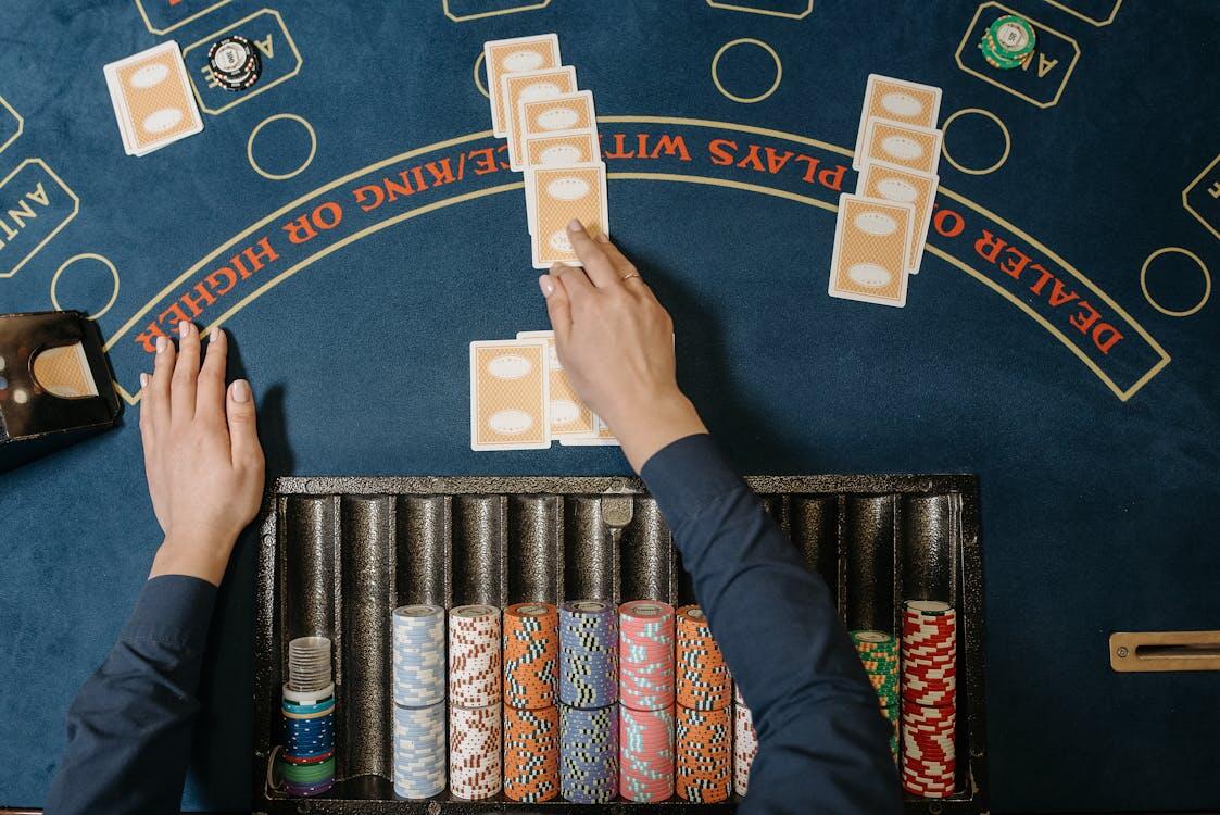 Blackjackin parhaat strategiat: Miten parannat voittomahdollisuuksiasi?