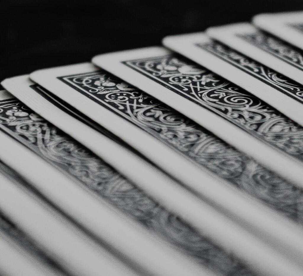 Miten ristiseiska eroaa kasinoiden korttipeleistä?