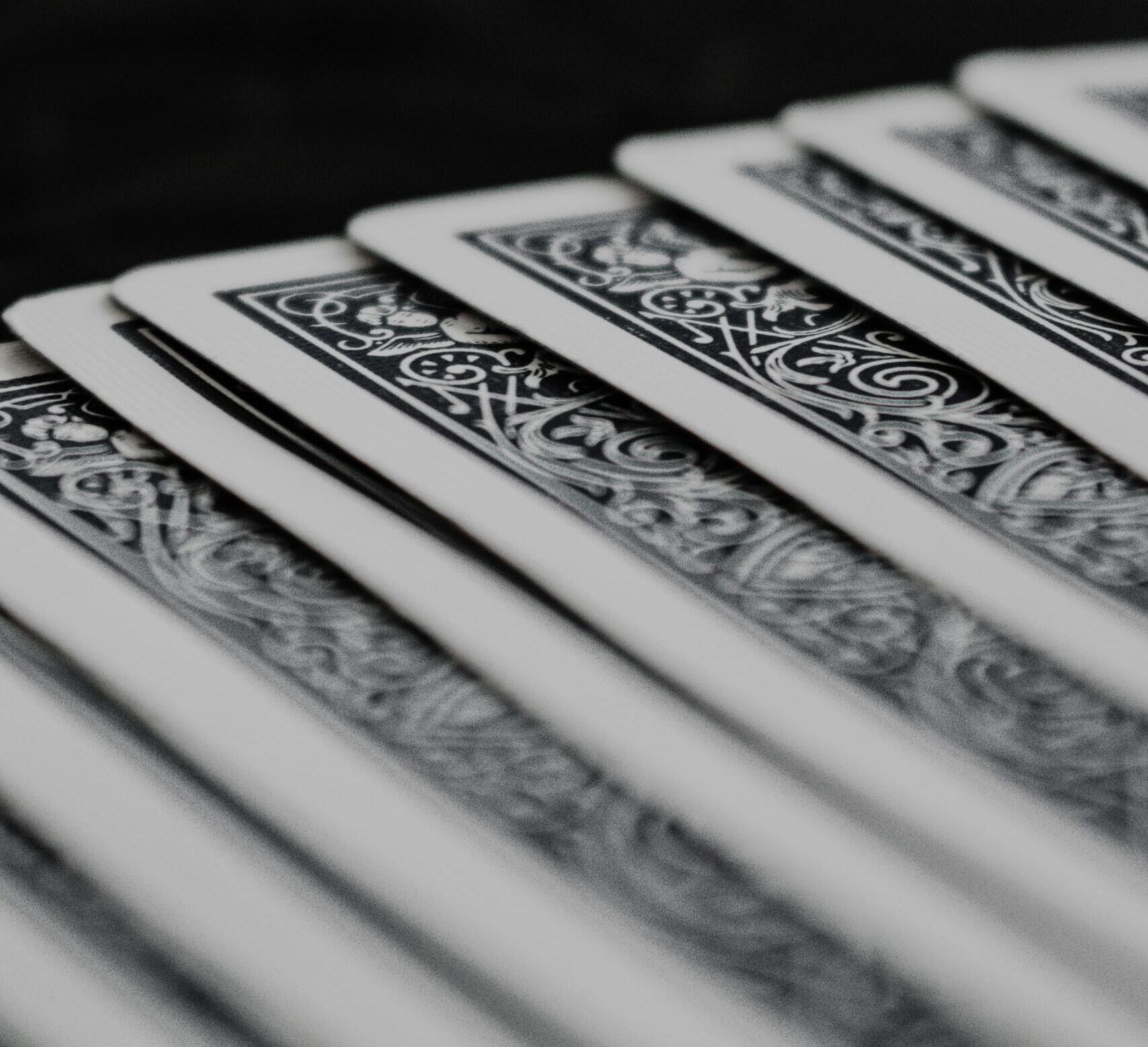 Miten ristiseiska eroaa kasinoiden korttipeleistä?